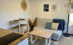 Studio With Private Car Park And Air Con